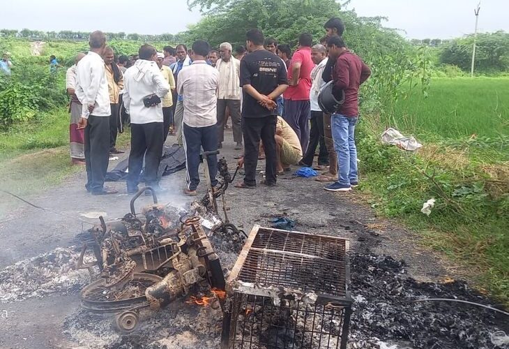 Bike rider businessman dies due to electric shock in Etawah | इटावा में बाइक सवार व्यापारी की करंट लगने से मौत: हाईटेंशन लाइन की चपेट में आने से जलकर हुई मौत, परिजनों ने मुआवजे की मांग की – Basrehar(Etawah) News