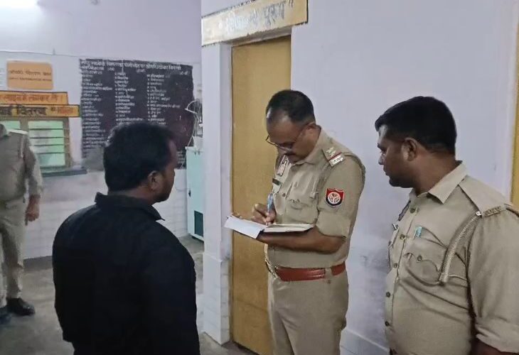Bike rider woman dies in collision of three vehicles | तीन वाहनों की टक्कर में बाइक सवार महिला की मौत: पीलीभीत में दो लोग घायल, ट्रैक्टर चालक फरार; पुलिस जांच में जुटी – Pilibhit News