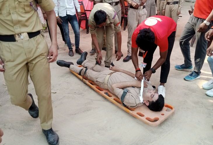 Air raid defence drill in Mirzapur | मिर्जापुर में हवाई हमले से बचाव का अभ्यास: पुलिस लाइन में एसडीआरएफ, एनसीसी समेत कई विभागों ने किया मॉक ड्रिल – Mirzapur News