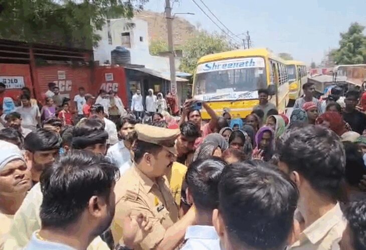 Now a jam has been created for water in Jhansi, jhansi news, jhansi police, jhansi dm, jhansi public, babina thana, cm up | झांसी में अब पानी के लिए जाम लगाया: खैलर में सड़कों पर उतरी जनता, बोली-नलों में सिर्फ हवा आ रही – Jhansi News