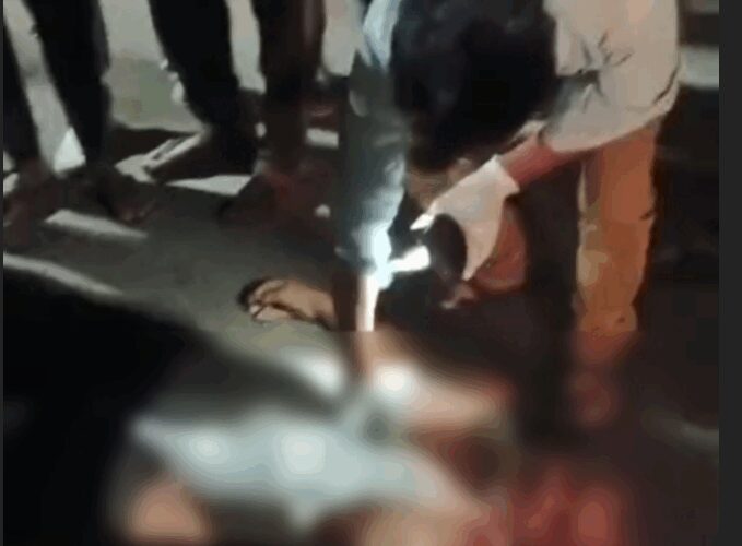 Hoarding fell due to storm at Jhansi station, one died | झांसी स्टेशन पर तूफान से गिरी होर्डिंग, एक की मौत: पिकअप के ऊपर सो रहा था चालक, सुबह ले जाना था पार्सल – Jhansi News