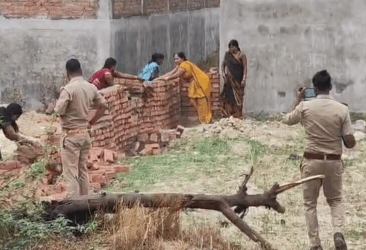 Women demolished the wall in Azamgarh, video goes viral | आजमगढ़ में महिलाओं ने गिरा दी दीवाल वीडियो वायरल: पुलिस के सामने हुई घटना जमीनी विवाद को लेकर हुआ पूरा मामला जांच में जुटी पुलिस – Azamgarh News