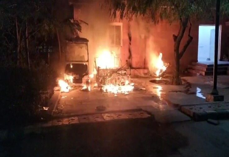 Fire broke out in parking lot in Mathura | मथुरा में पार्किंग में लगी आग: चार्ज हो रही गोल्फ कार्ट हुईं जलकर खाक,दमकल कर्मियों ने पाया आग पर काबू – Mathura News