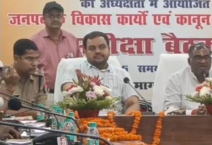 Visit of Minister in charge in Ambedkar Nagar | अंबेडकरनगर में प्रभारी मंत्री का दौरा: विकास कार्यों की समीक्षा, समय पर काम न करने वाले अधिकारियों से मांगा स्पष्टीकरण – Ambedkarnagar News