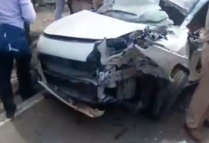 The car riders returning from the wedding procession collided with the tractor | बारात से लौट रहे कार सवार ट्रैक्टर से टकराए: बस्ती में हादसा, 6 लोग अस्पताल में भर्ती, सभी गोंडा के रहने वाले – Basti News