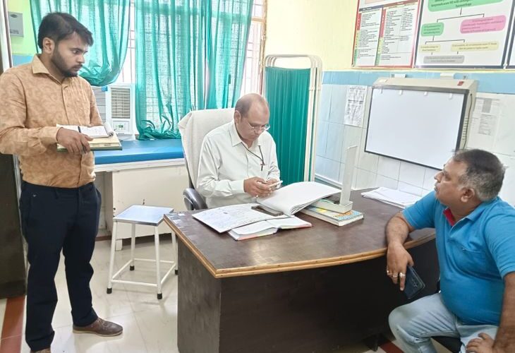 Inspection of Director of Medicine in Kumarganj Hospital salaries of female doctors missing for 6 months stopped | कुमारगंज अस्पताल में निदेशक चिकित्सा का निरीक्षण: मेडिको लीगल सिस्टम ऑफलाइन मिला, 6 महीने से गायब महिला डॉक्टरों की सैलरी रोकी – Ayodhya News
