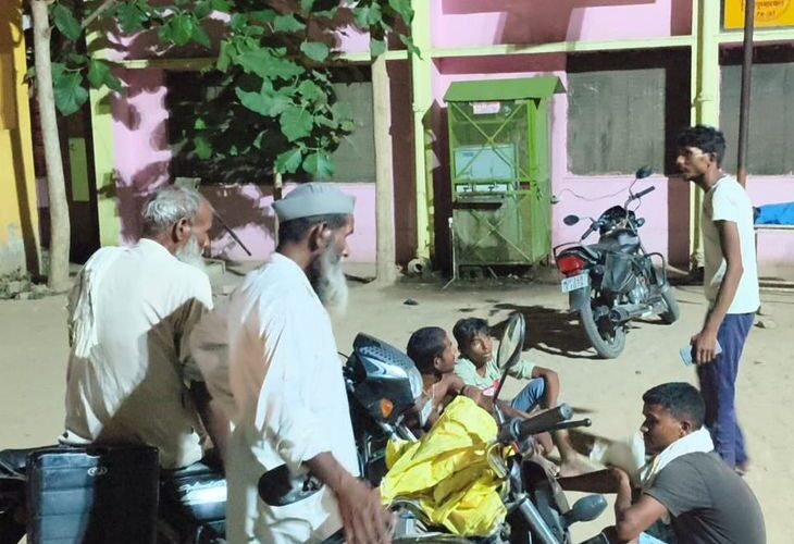 Murder due to old enmity in Sitapur | सीतापुर में पुरानी रंजिश में हत्या: घर के बाहर बैठे व्यक्ति पर लाठी-डंडों से हमला, बचाने आए बेटे को भी पीटा – Sitapur News
