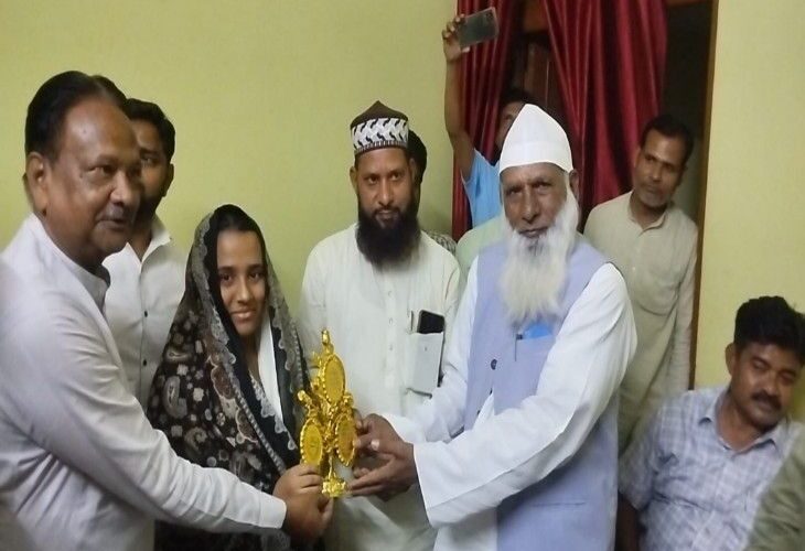 CBSE topper Adiba honored by city Qazi | CBSE टॉपर अदीबा का शहर काजी ने किया सम्मान: 99.2%अंक पाने वाली छात्रा ने कहा- यूट्यूब और सेल्फ स्टडी से मिली सफलता – Sultanpur News