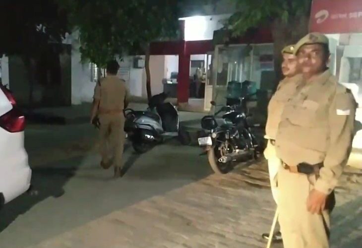Thar driver attacked in Meerut Army area | मेरठ के आर्मी एरिया में थार चालक पर हमला: 10 लाख के विवाद में बदमाशों ने चलाई 10 राउंड गोलियां, कार में लेटकर बची जान – Meerut News