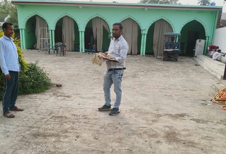 Illegal madrasa built on pond land | तालाब की जमीन पर बना अवैध मदरसा: प्रशासन की कार्रवाई से पहले संचालकों ने खुद शुरू किया तोड़ने का काम – Pilibhit News
