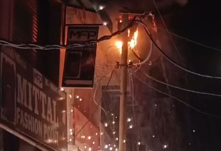 Fire in transformer in Bilaspur, Noida | नोएडा के बिलासपुर में ट्रांसफॉर्मर में आग: चिंगारियां गिरने से भागे लोग, बिजली चोरी से ओवरलोडिंग की समस्या – Noida (Gautambudh Nagar) News