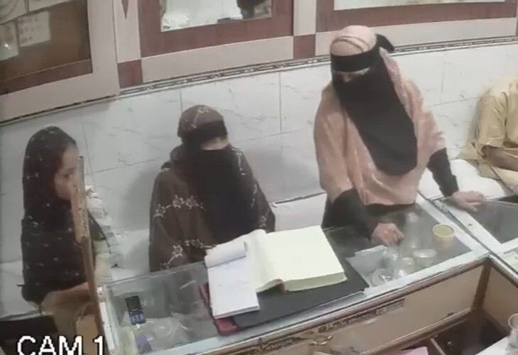 CCTV footage of theft from jeweler’s shop found | ज्वैलर्स की दुकान से चोरी का CCTV फुटेज मिला: बुर्के में आई दो महिलाओं ने पायल खरीदने के बहाने 2 किलो चांदी के गहने चुराए – Kasganj News