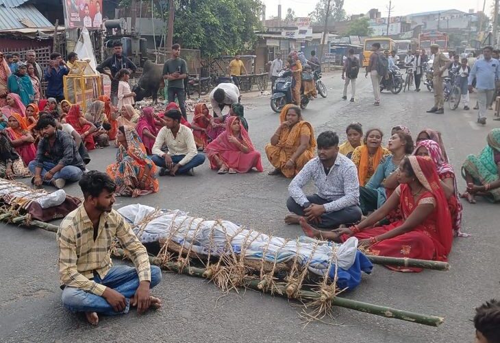 Protest against the murder of two youths in Amethi | अमेठी में दो युवकों की हत्या का विरोध: शादी समारोह में विवाद के बाद युवकों की पिटाई, परिजनों ने सड़क पर रखा शव – Amethi District News