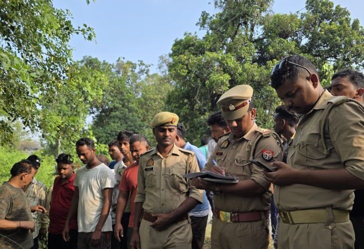 Dead body of a youth found in Ambedkar Nagar, questions raised on police | अंबेडकर नगर में झाड़ियों में मिला युवक का शव: हत्या की आशंका, अब तक नहीं हो सकी शिनाख्त, शव पीएम के लिए भेजा गया – Ambedkarnagar News