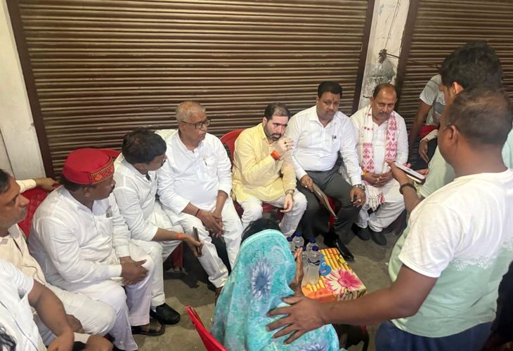 Financial help to the families of three people who drowned in Ganga | गंगा में डूबे तीन लोगों के परिवार को आर्थिक मदद: प्रभारी मंत्री ने सौंपे 4-4 लाख रुपए के चेक, हर संभव मदद का आश्वासन – Amethi District News