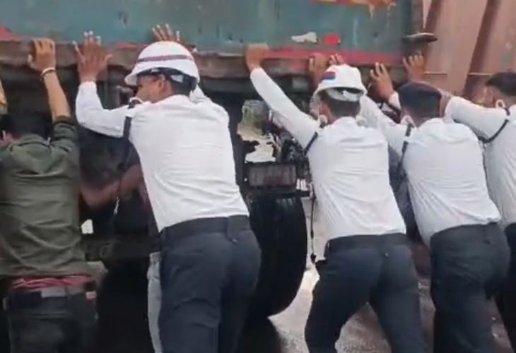 Traffic police pushed vehicles in Hamirpur; VIDEO | हमीरपुर में ट्रैफिक पुलिस ने गाड़ियों को लगाया धक्का; VIDEO: हाईवे पर लंबा जाम, यात्री घंटों फंसे रहे; डीसीएम असंतुलित होकर पलटा – Jalaun News