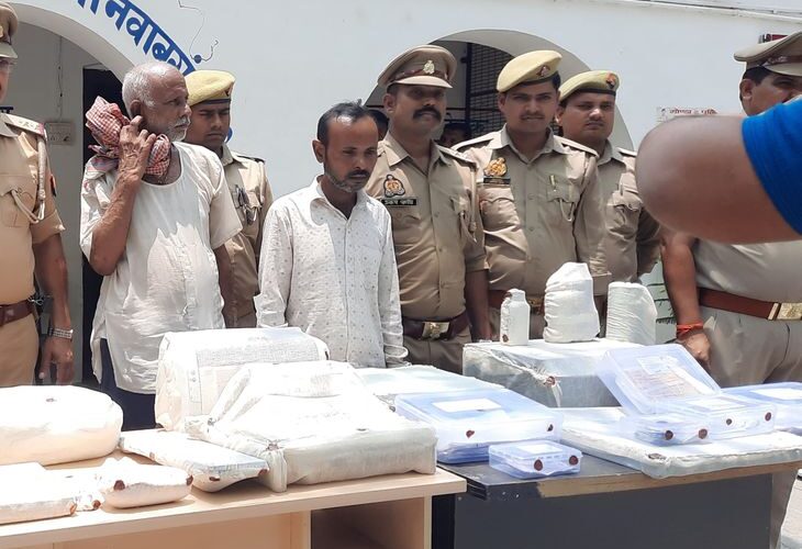 2 accused of counterfeit note making gang arrested | नकली नोट बनाने वाले गिरोह के 2 आरोपी गिरफ्तार: नोटों को बाजारों में करते थे खपत, 100 रुपए की 32 नोट बरामद – Gonda News