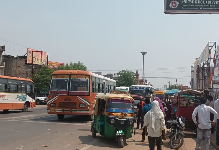Traffic system got disrupted at two main crossings of Jaunpur | जौनपुर के दो प्रमुख चौराहों पर यातायात व्यवस्था बिगड़ी: पॉलिटेक्निक और जेसीज चौराहे पर सिग्नल और परिधि विस्तार की जरूरत – Jaunpur News