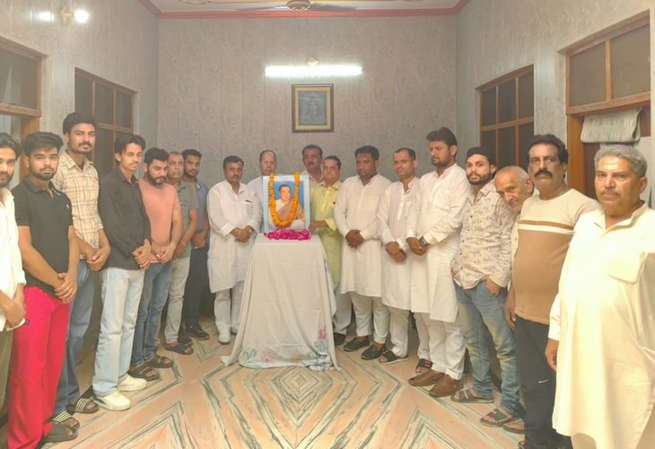 Tribute to Rajiv Gandhi on his death anniversary in Rampur | रामपुर में राजीव गांधी की पुण्यतिथि पर श्रद्धांजलि: कांग्रेसियों ने चित्र पर किया माल्यार्पण, रखा 2 मिनट का मौन – Rampur News