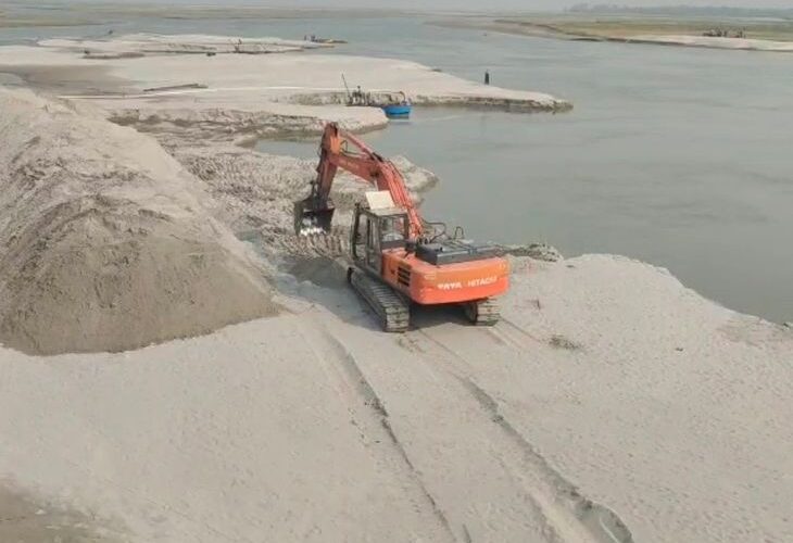 Flood control work in Sharda river is incomplete | शारदा नदी में बाढ़ नियंत्रण का काम अधूरा: 22 करोड़ की परियोजना में सिर्फ एक मशीन से काम, खतरे में 12 जून की डेडलाइन – Lakhimpur-Kheri News