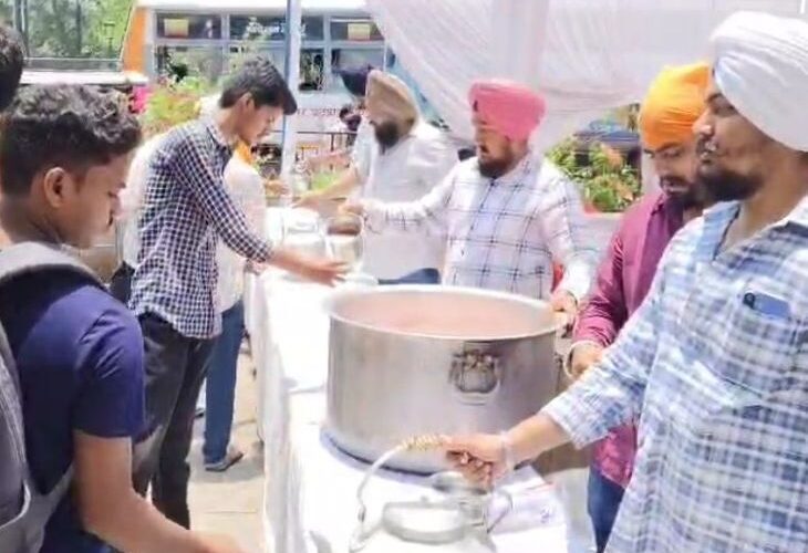 Martyrdom Day of Guru Arjun Dev Ji Devotees city paid tribute by distributing sherbet gram | गुरु अर्जुन देव जी का शहीदी दिवस: शहर में श्रद्धालुओं ने शरबत-चने का वितरण कर दी श्रद्धांजलि – Prayagraj (Allahabad) News