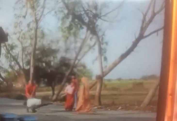 Dispute between two parties due to wood falling in the field | खेत में लकड़ी गिरने से दो पक्षों में मारपीट: दबंगों ने दंपति को पीटा, जान से मारने की धमकी देकर फरार – Jalaun News