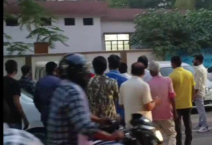 Illegal taxi stand near Hardoi District Hospital | हरदोई जिला अस्पताल के पास अवैध टैक्सी स्टैंड: नशे में धुत चालकों की मारपीट का वीडियो आया सामने, महिलाएं और मरीज परेशान – Hardoi News