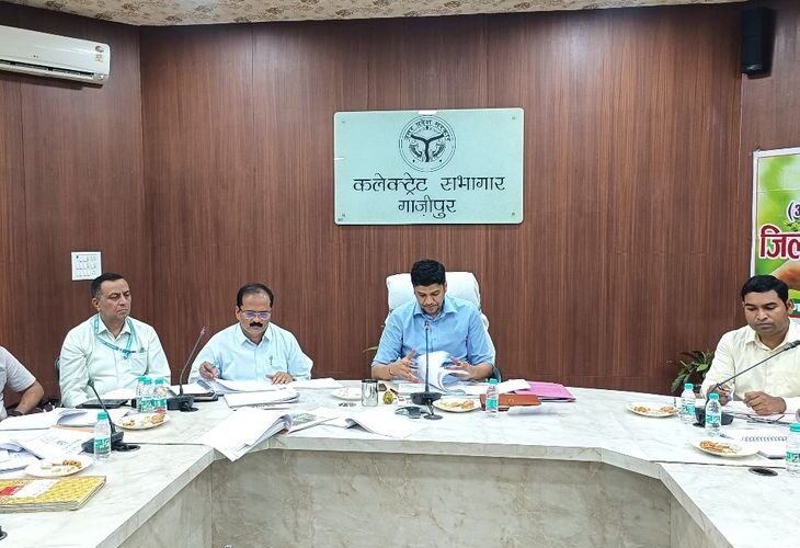 GMDIC’s salary stopped due to poor progress in ODOP | ओडीओपी में खराब प्रगति पर जीएमडीआईसी का वेतन रोका: विकास कार्यों की समीक्षा बैठक में डीएम सख्त, कई विभागों को चेतावनी – Ghazipur News