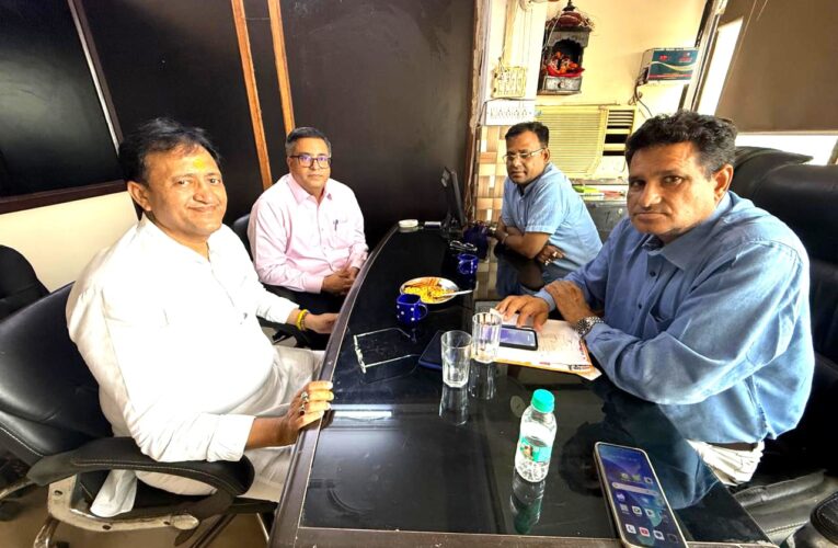 सभी गणमान्य व्यक्तियों ने प्रधान कार्यालय मीडिया में खतरों के खिलाड़ी हिंदी समाचार पत्र सामाजिक समस्याओं पर अपने-अपने विचार साझा किए