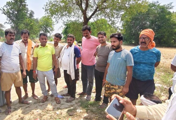 Theft from three houses in one night in Fatehpur | फतेहपुर में एक रात में तीन घरों से चोरी: सुबह टूटे दरवाजे और सामान बिखरा मिला, एक घर में महिला के जागने पर भागे – Fatehpur News