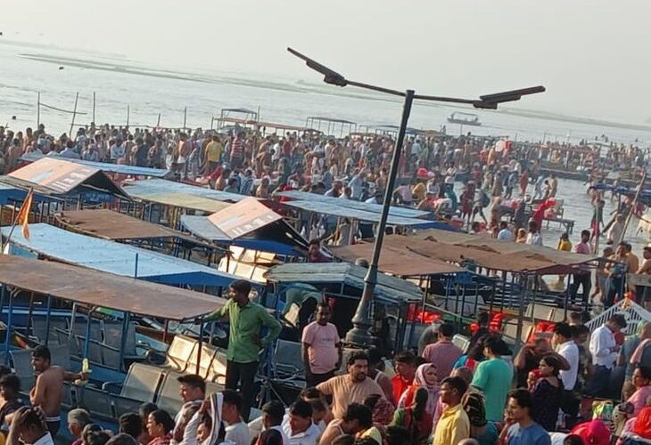 Crowd gathered in Brajghat on Jyeshtha and Vat Amavasya | ज्येष्ठ और वट अमावस्या पर ब्रजघाट में उमड़ी भीड़: डेढ़ लाख श्रद्धालुओं ने गंगा स्नान कर किया दान-पुण्य, हाईवे पर लगा जाम – Amroha News