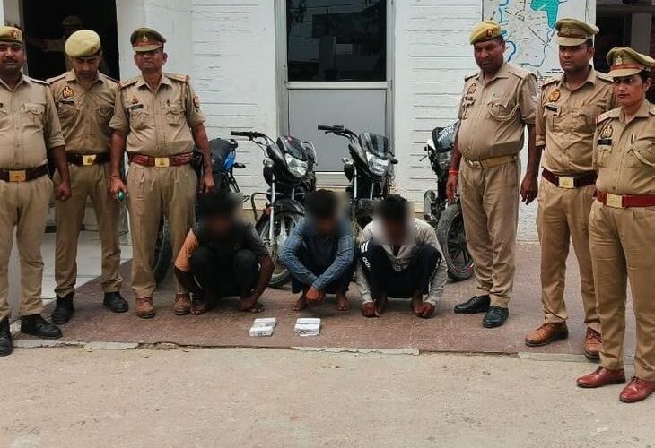 Rampur police arrested three thieves | रामपुर पुलिस ने तीन चोर को किया गिरफ्तार: चोरी की 4 बाइक समेत जेवर और नकद बरामद – Rampur News