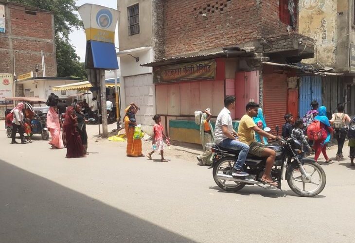 Humidity increased problems in Ballia | बलिया में उमस ने बढ़ाई परेशानी: 34 डिग्री तापमान, लेकिन महसूस 41 डिग्री जैसा; बिजली कटौती से लोग त्रस्त – Ballia News