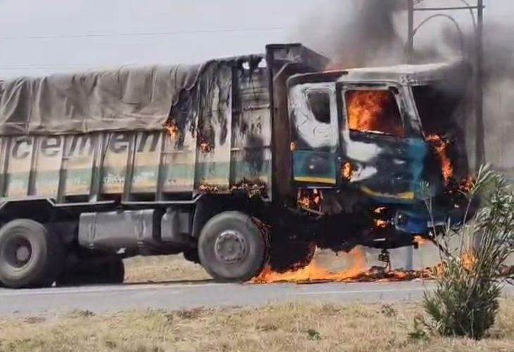 A truck parked on the highway caught fire in Jalaun | जालौन में हाईवे किनारे खड़ी ट्रक में लगी आग: 6 लोगों की मौत वाले हादसे वाला ट्रक शॉर्ट सर्किट से जला – Jalaun News
