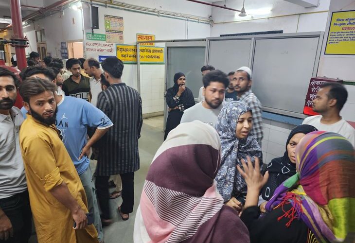 A dumper crushed a passerby in Sambhal | संभल में डंपर ने राहगीर को कुचला: दो कारों और बाइक में टक्कर मारी, पति-पत्नी और दो बच्चों समेत 5 घायल – Sambhal News