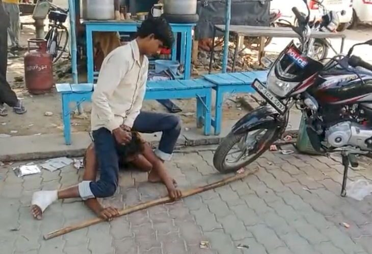Disabled youth beaten up in Sidhauli, VIDEO VIRAL | सीतापुर में दिव्यांग युवक से मारपीट, VIDEO VIRAL: सीओ कार्यालय के सामने सफाईकर्मी ने आधे घंटे तक पीटा, पुलिस बनी रही मूकदर्शक – Sidhauli News