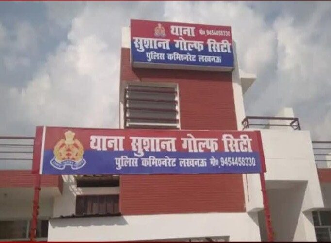 Customers beaten up at Phoenix Plassey Mall | फीनिक्स प्लासियों मॉल में ग्राहकों से मारपीट: स्काई ग्लास दुकान के कर्मचारियों ने परिवार को पीटा, सोने की चेन भी गायब – Lucknow News