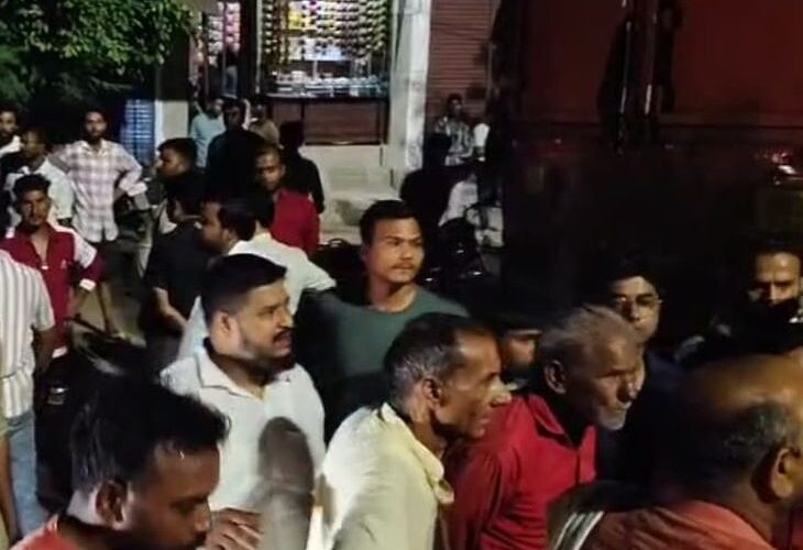 Controversy in Hathras over information of cow smuggling | गौ तस्करी की सूचना पर हाथरस में विवाद: सिकंदराराऊ में दो समुदायों के लोग आमने-सामने आए, पुलिस ने कराया मामला शांत – Hathras News