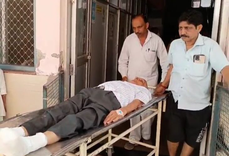 Retired station master pushed at Bareilly Junction | बरेली जंक्शन पर रिटायर्ड स्टेशन मास्टर को धक्का: ट्रेन में चढ़ते समय प्लेटफॉर्म से गिरे, दोनों पैर कुचले; अस्पताल में भर्ती – Bareilly News
