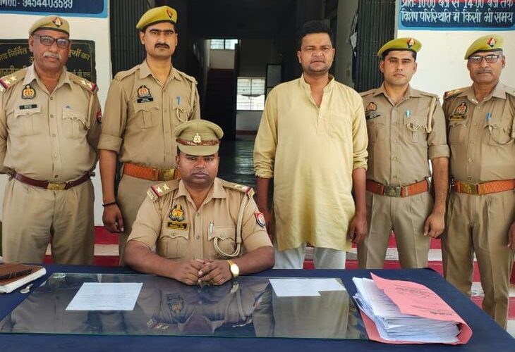 Jalaun police arrested a person with a bounty of 25 thousand | जालौन पुलिस ने 25 हजार के इनामी को किया गिरफ्तार: 12 साल से हत्या और अपहरण मामले में चल रहा था वांछित – Jalaun News