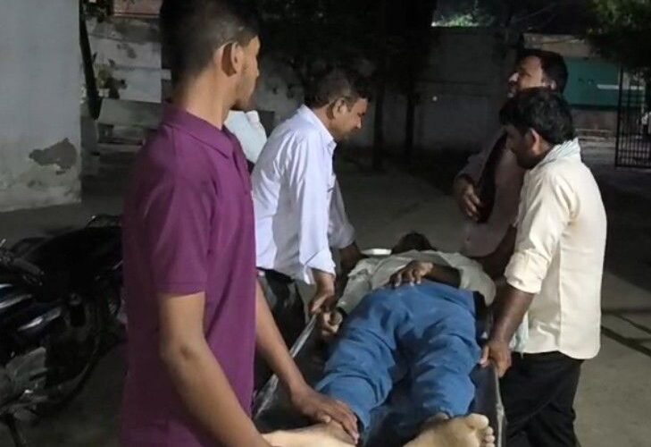 Middle aged man stuck between tractor and wall in Etah | एटा में ट्रैक्टर और दीवार के बीच दबा अधेड़: अस्पताल ले जाते समय रास्ते में तोड़ा दम, पुलिस जांच में जुटी – Etah News