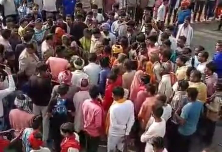 Truck and tractor trolley collide in Sonbhadra | सोनभद्र में ट्रक और ट्रैक्टर ट्रॉली की टक्कर: एक युवक की मौत, दो घायल; पुलिस ने घायलों को अस्पताल पहुंचाया – Sonbhadra News