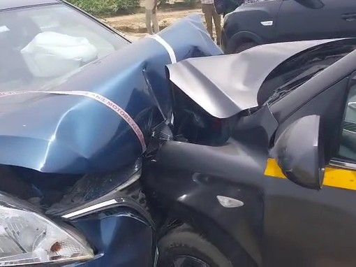 Accident while saving a bike rider in Mathura | मथुरा में बाइक सवार को बचाने में हादसा: दो कारों की आमने-सामने टक्कर में 5 लोग घायल, अस्पताल में भर्ती – Mathura News