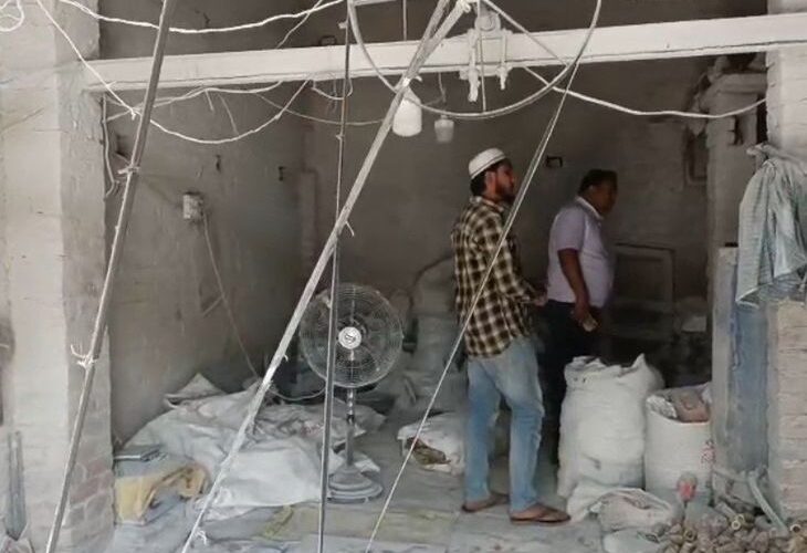 Electricity theft caught at 25 places in Sambhal | संभल में 25 जगह पकड़ी बिजली चोरी: 1 करोड़ जुर्माना लगाया, दो हैंडीक्राफ्ट कारखानों सहित 25 जगह छापेमारी – Sambhal News