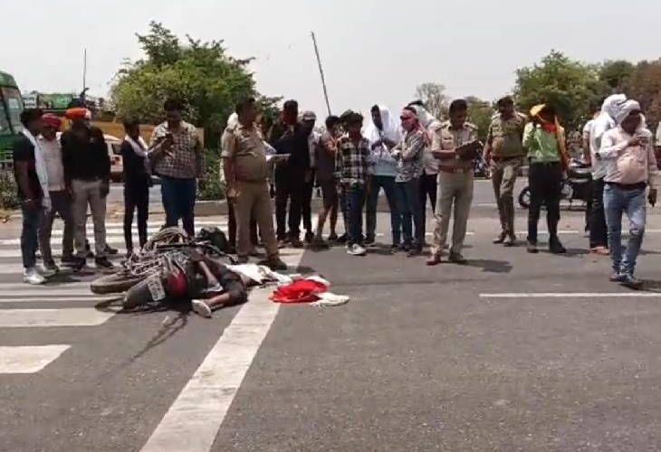 Minor boy died in a road accident in Jhansi | झांसी में सड़क हादसे में नाबालिग लड़के की मौत: बाइक लेकर मां के साथ बैंक गया था, लौटते वक्त ट्रक ने रौंदा – Jhansi News