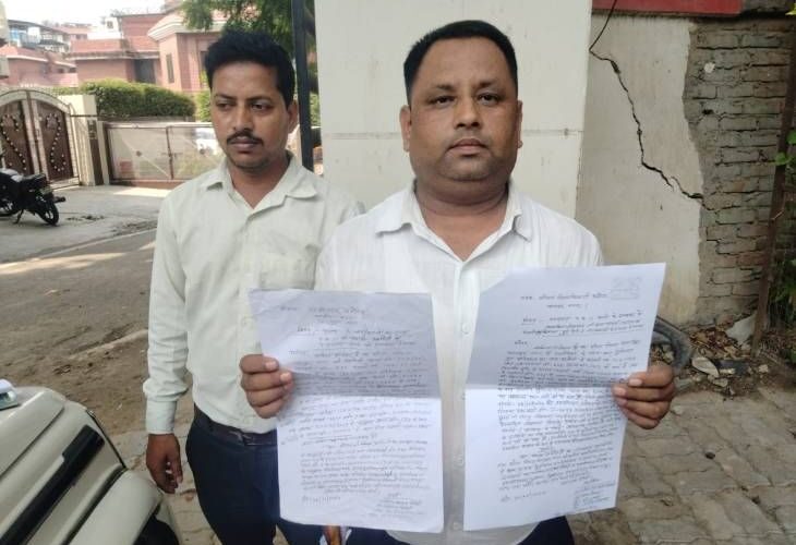 After the death of the farmer, his name disappeared from the Khatauni | किसान की मौत के बाद खतौनी से गायब हुआ नाम: लेखपाल ने क्षेत्रीय दलालों के साथ किया खेल, एक साल से पीड़ित कलेक्ट्रेट के काट रहा चक्कर – Kanpur News