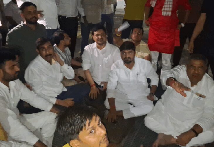 हत्यारोपी प्रधान की रिहाई को भाजपाई-MLC का कलेक्ट्रेट पर धरना: प्रधान का भाई भाजयुमो का मंडल अध्यक्ष, मिर्जामुराद SHO को हटाने की मांग – Varanasi News