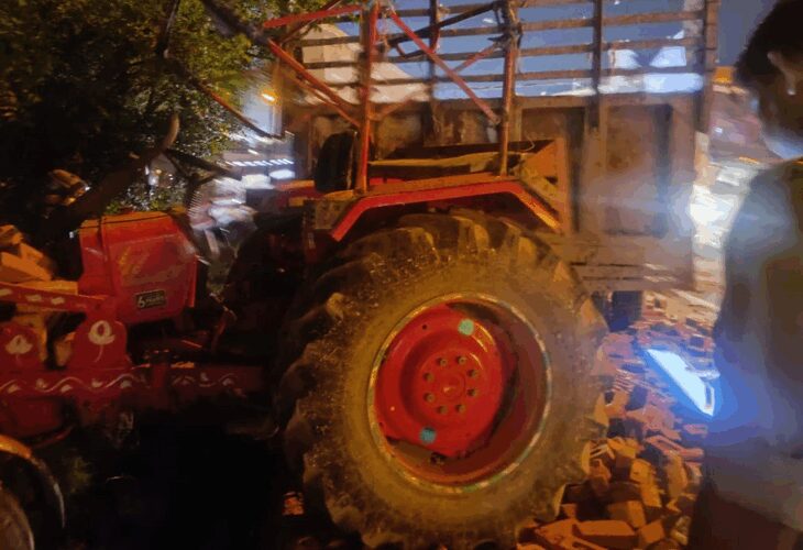 A tractor loaded with bricks collided on Meerut Highway | मेरठ हाईवे पर ईंटों से भरे ट्रैक्टर में मारी टक्कर: पिता की आंखों के सामने मासूम बेटे ने तोड़ दिया दम – Meerut News