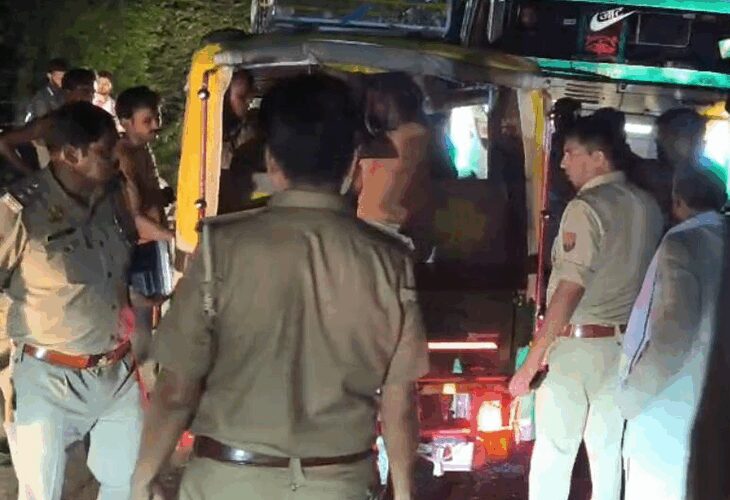 Pilgrim bus full of pilgrims collides with truck | तीर्थ यात्रियों से भरी बस और ट्रक में भिड़ंत: अलीगढ़ के इगलास में हुआ भीषण हादसा, महोवा से वृंदावन और बद्रीनाथ जा रहे थे यात्री – Aligarh News