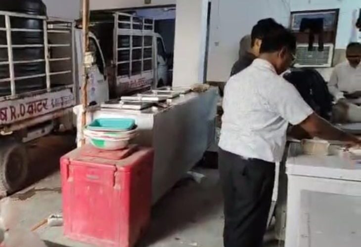 Frozen desserts are being made from flour and oil instead of ice cream | आइसक्रीम बता मैदा, तेल से बना रहे फ्रोजेन डेजर्ट: खाद्य सुरक्षा विभाग की टीम के छापे में खुली पोल; चीनी की जगह प्रयोग हो रही सैकरीन – Gorakhpur News